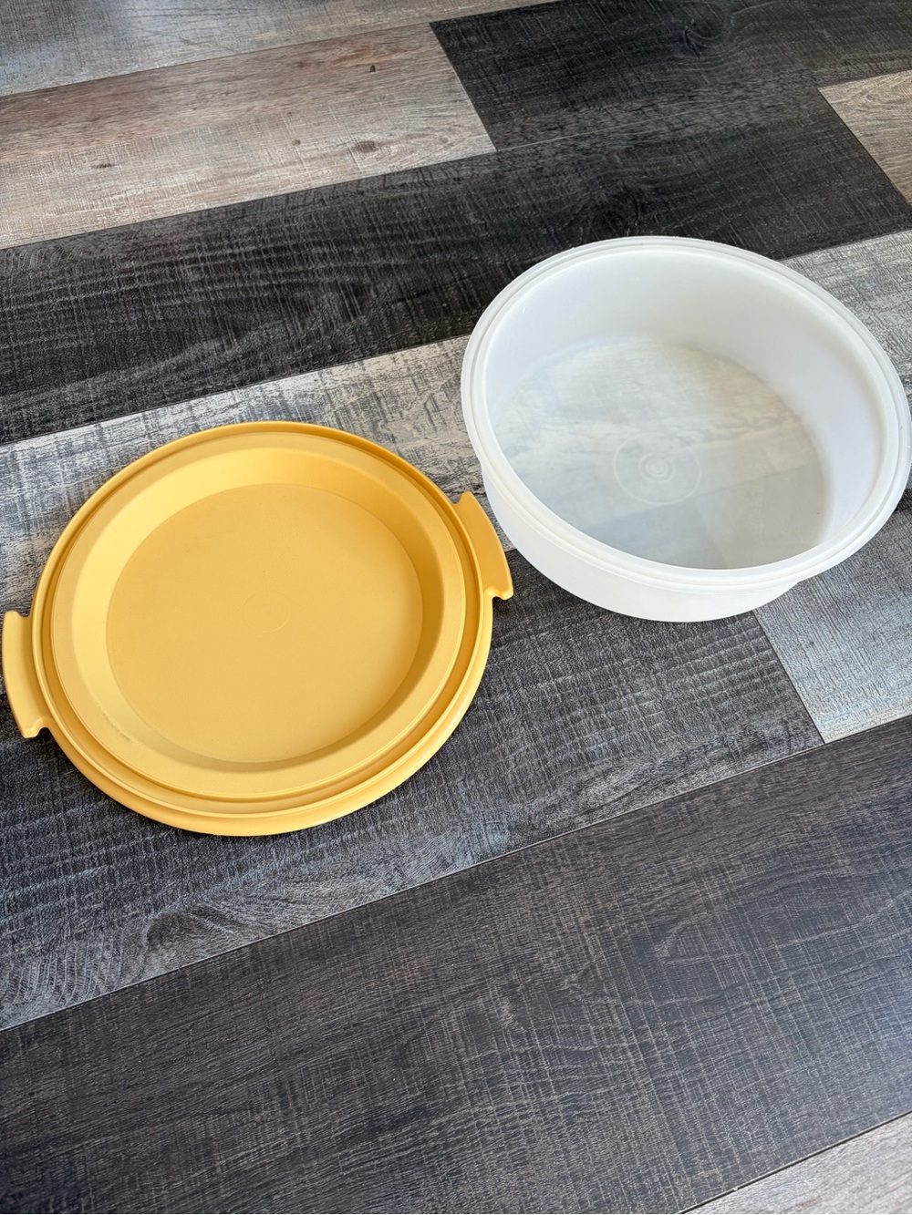 Vintage Tupperware 719-4 Harvest Gold Pie Cake Carrier